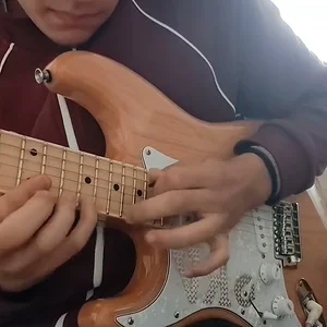 'Performansını Göster!' kategorisindeki 'domination solo with stratocaster' medyası
