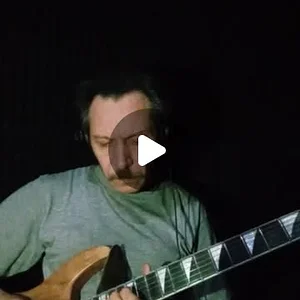 Geçenlerde paylaştığım kendi şarkılarımdan biri olan dağlar dağların sonundaki elektro riff karışımı gitar solosu
